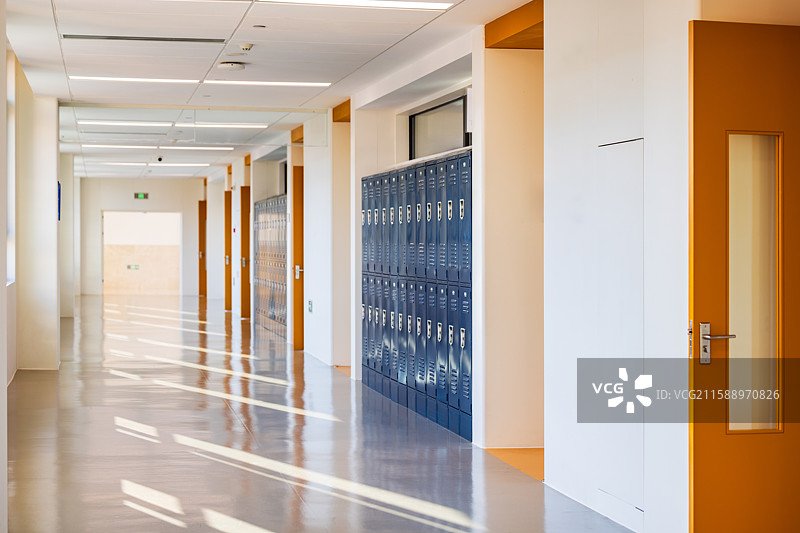 现代城市建筑干净明亮的学校教室走廊图片素材
