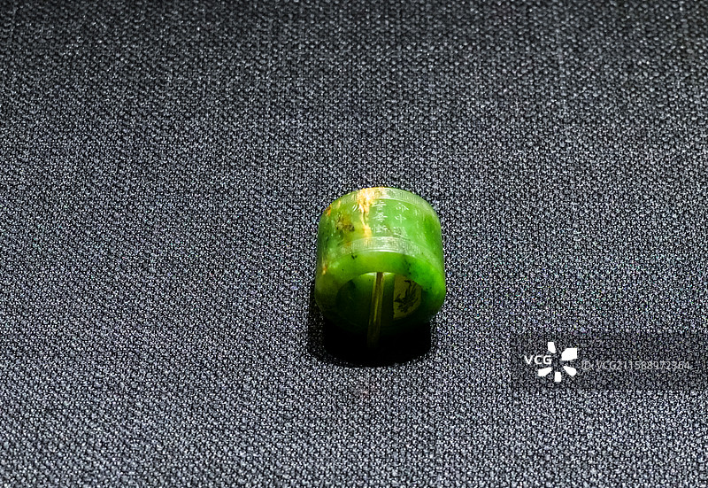 乾隆御题碧玉扳指 清·乾隆 北京故宫博物院斋宫“玉出昆冈-清代宫廷和田玉文化特展”图片素材