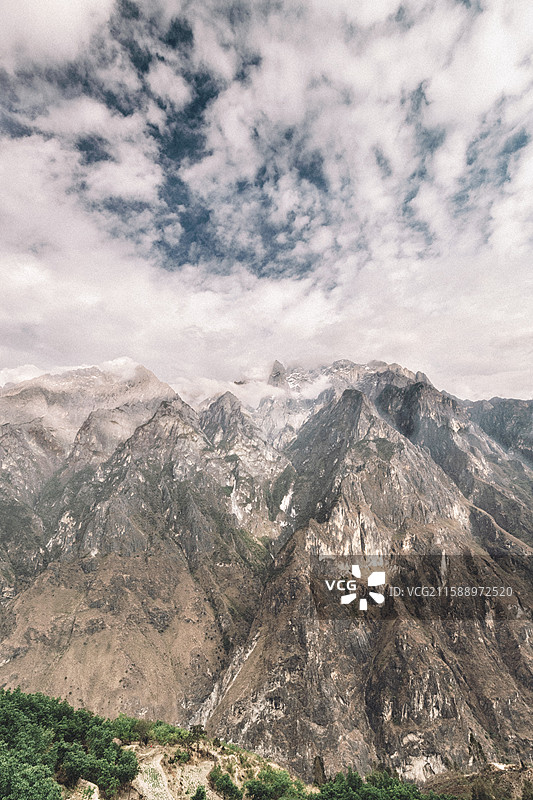 虎跳峡徒步高路远眺哈巴雪山图片素材