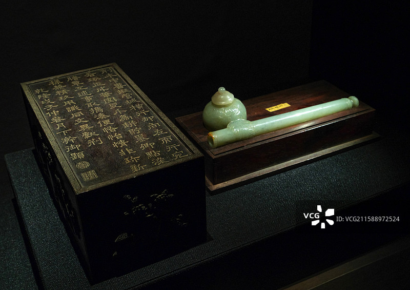 痕都斯坦青玉墨瓶笔室 17-18世纪 北京故宫博物院斋宫“玉出昆冈-清代宫廷和田玉文化特展”图片素材