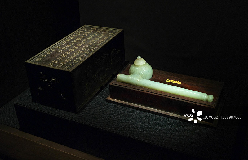 痕都斯坦青玉墨瓶笔室 17-18世纪 北京故宫博物院斋宫“玉出昆冈-清代宫廷和田玉文化特展”图片素材