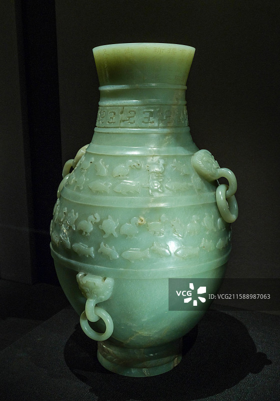 乾隆御题青玉兽耳活环凫鱼纹壶 清·乾隆 北京故宫博物院斋宫“玉出昆冈-清代宫廷和田玉文化特展”图片素材