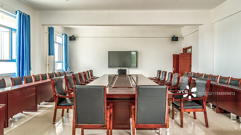 宽敞的会议室内部图片素材