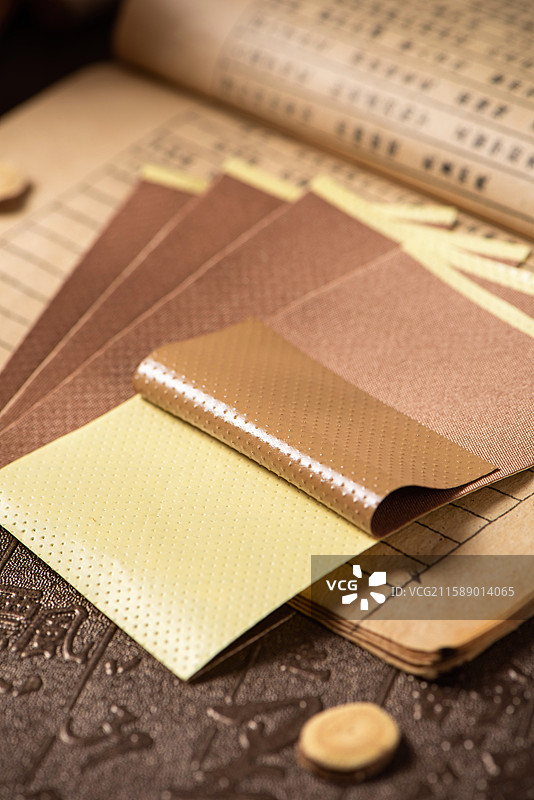 桌上的膏药贴特写图片素材