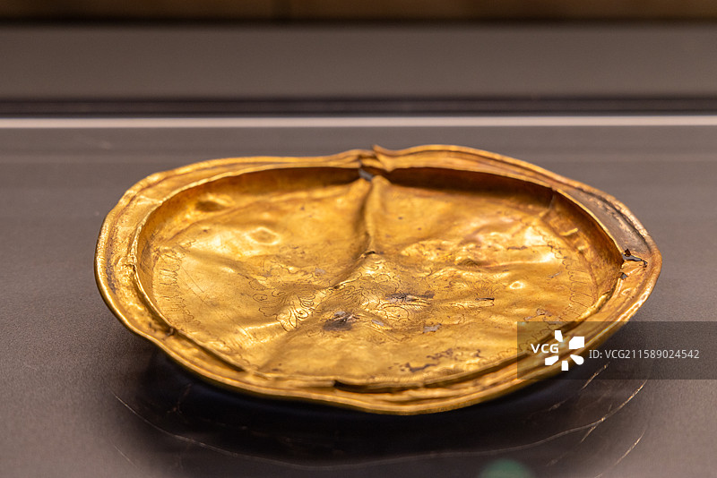 广都博物馆 宋 錾刻花卉纹金盘图片素材