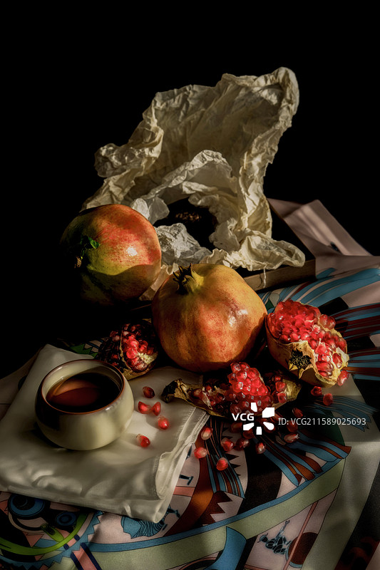 秋天的红色果肉的软籽石榴图片素材