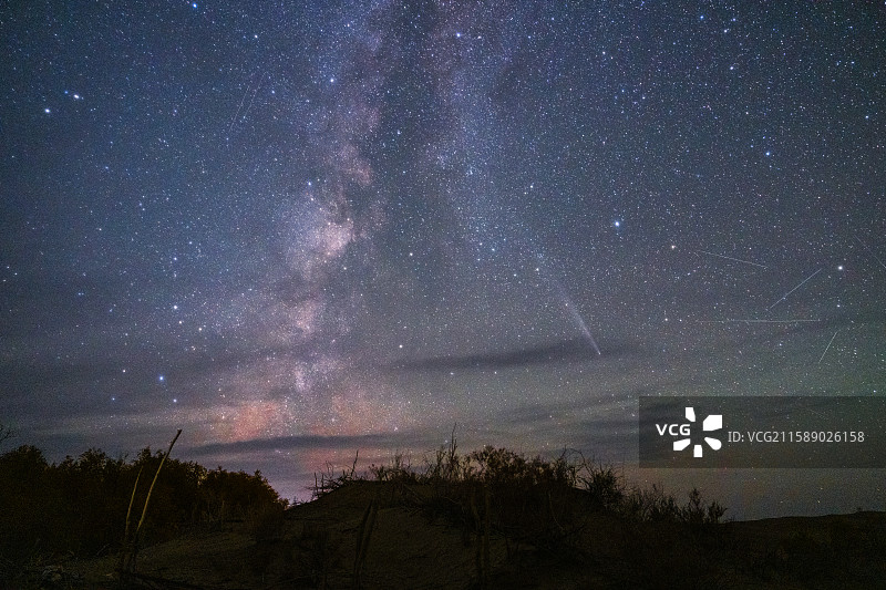 沙漠里的星空银河和彗星图片素材