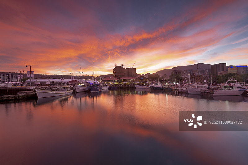 火红晚霞中的霍巴特港口图片素材