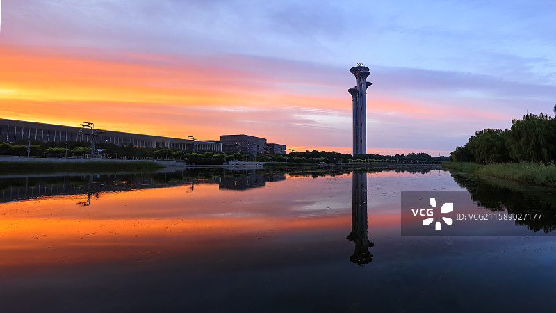 晚霞似彩虹般将绚烂的色彩映入中，映照着奥运五环塔。图片素材