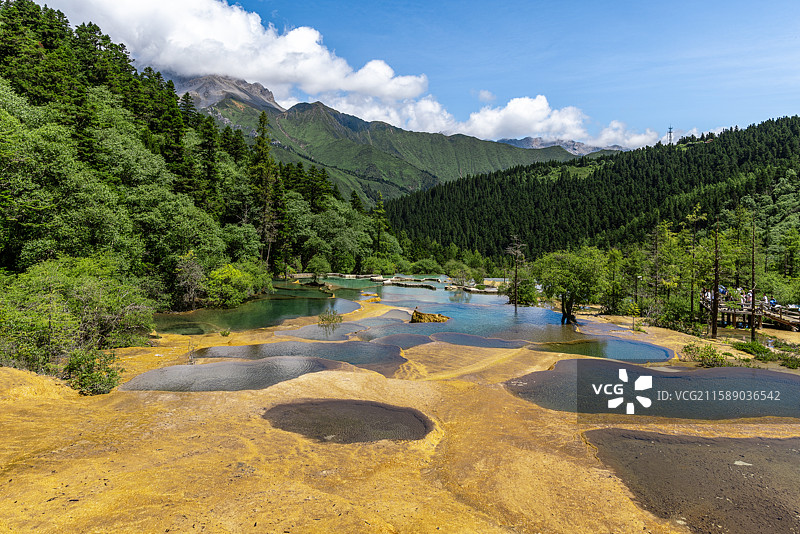 四川松潘县黄龙之争艳池与睡美人图片素材