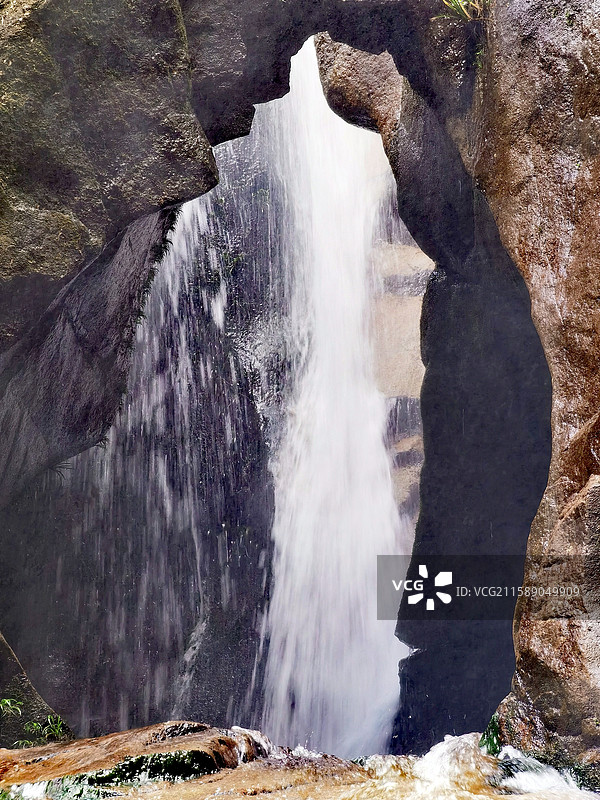 南岭国家森林公园里的瀑布图片素材