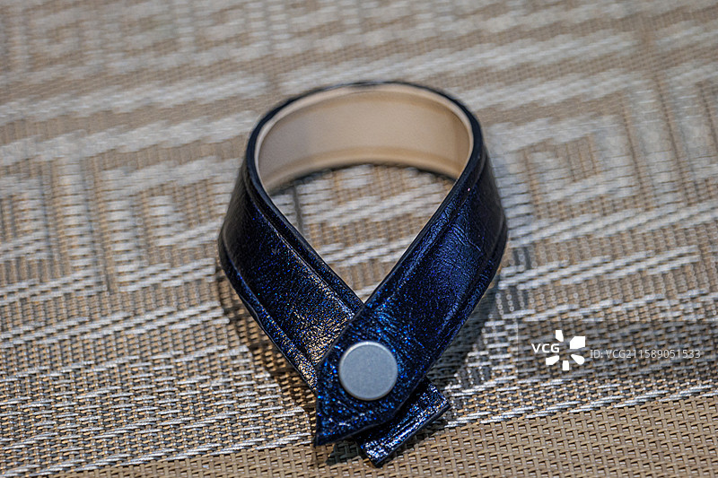 蓝色皮质手环特写图片素材