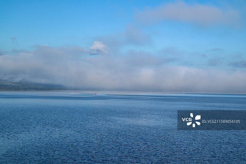 被浓雾笼罩下的英国苏格兰罗蒙湖风光图片素材