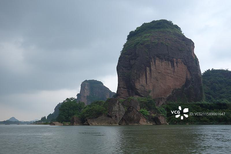 江西省鹰潭市龙虎山景区泸溪河竹筏漂流：仙桃石和莲花石：仙桃吃不得：莲花采不得图片素材