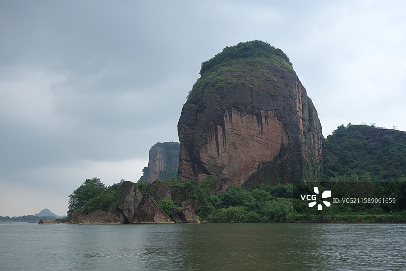 江西省鹰潭市龙虎山景区泸溪河竹筏漂流：仙桃石和莲花石：仙桃吃不得：莲花采不得图片素材
