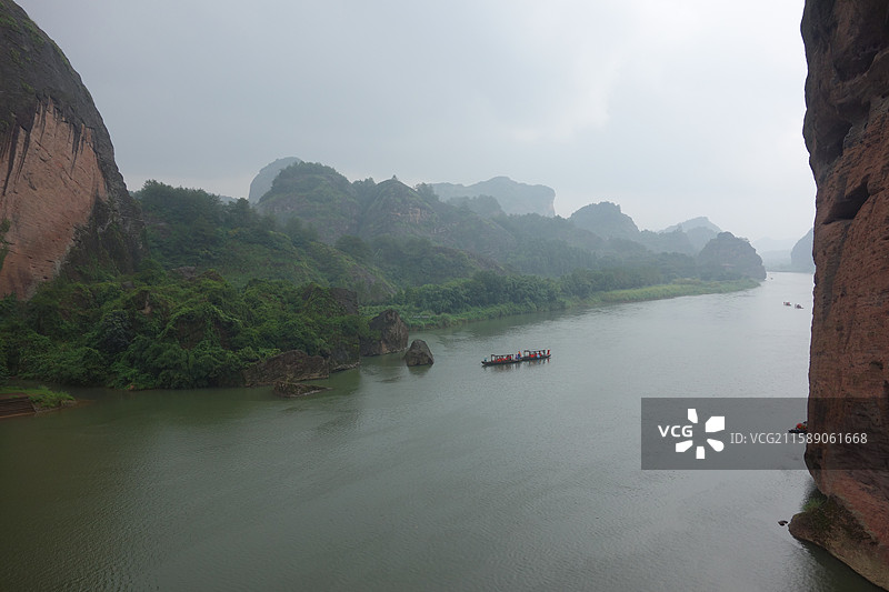 江西省鹰潭市龙虎山景区泸溪河竹筏漂流：仙水岩图片素材