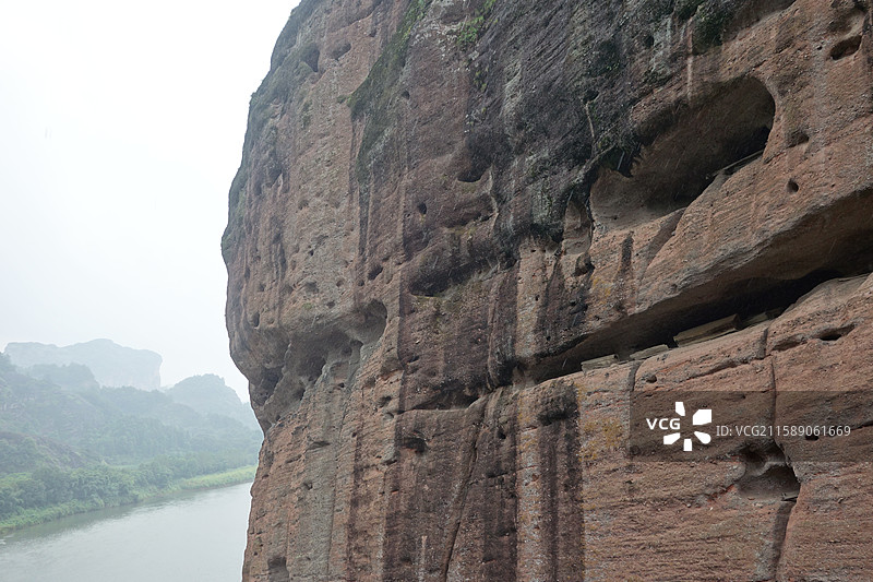 江西省鹰潭市龙虎山景区泸溪河竹筏漂流：仙水岩崖墓悬棺图片素材