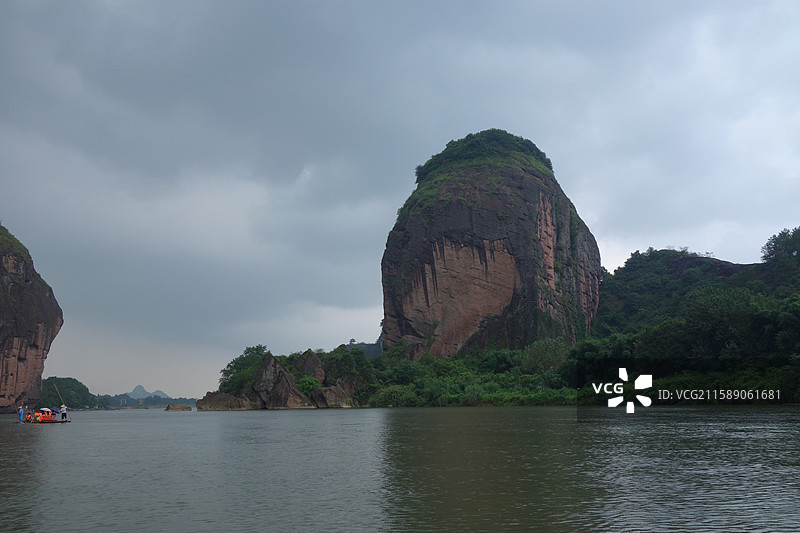 江西省鹰潭市龙虎山景区泸溪河竹筏漂流：仙桃石和莲花石：仙桃吃不得：莲花采不得图片素材
