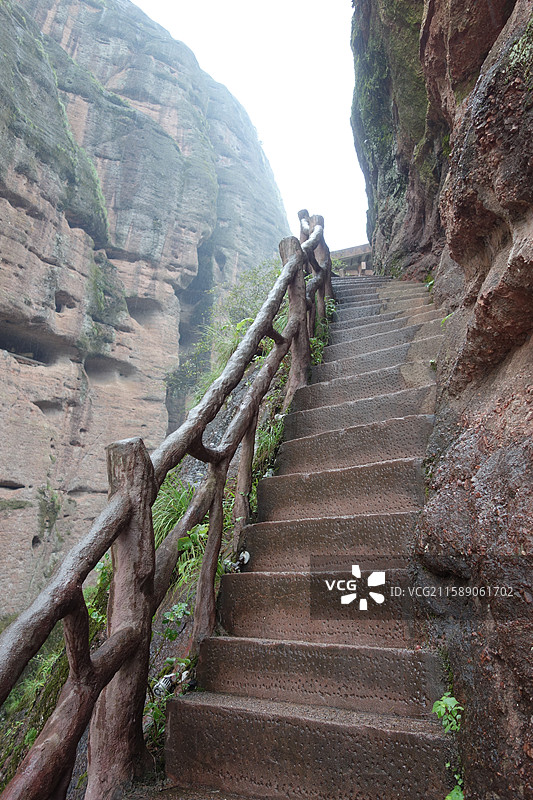 江西省鹰潭市龙虎山景区泸溪河竹筏漂流：仙水岩图片素材