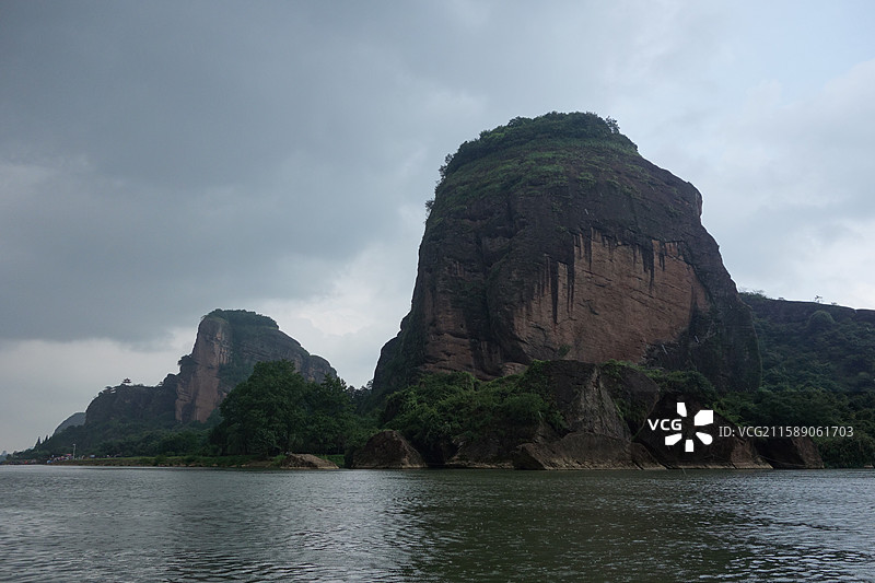 江西省鹰潭市龙虎山景区泸溪河竹筏漂流：仙桃石和莲花石：仙桃吃不得：莲花采不得图片素材