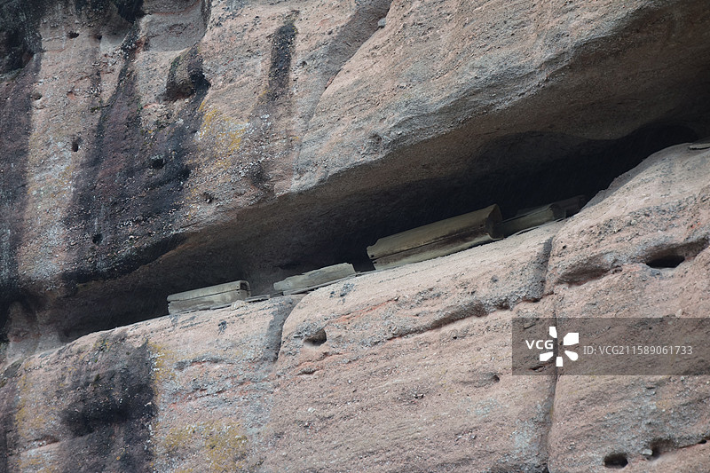 江西省鹰潭市龙虎山景区泸溪河竹筏漂流：仙水岩崖墓悬棺图片素材