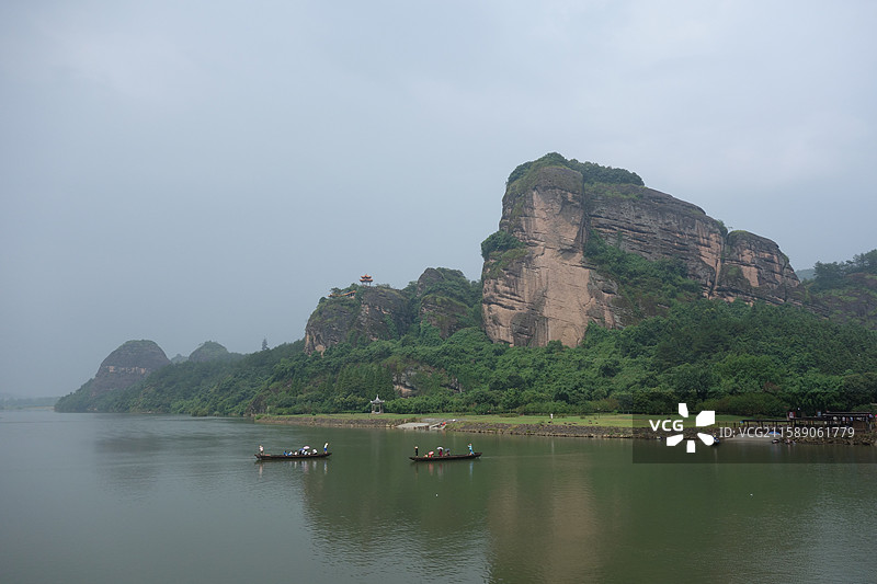 江西省鹰潭市龙虎山景区泸溪河竹筏漂流：仙水岩拍僧尼峰图片素材