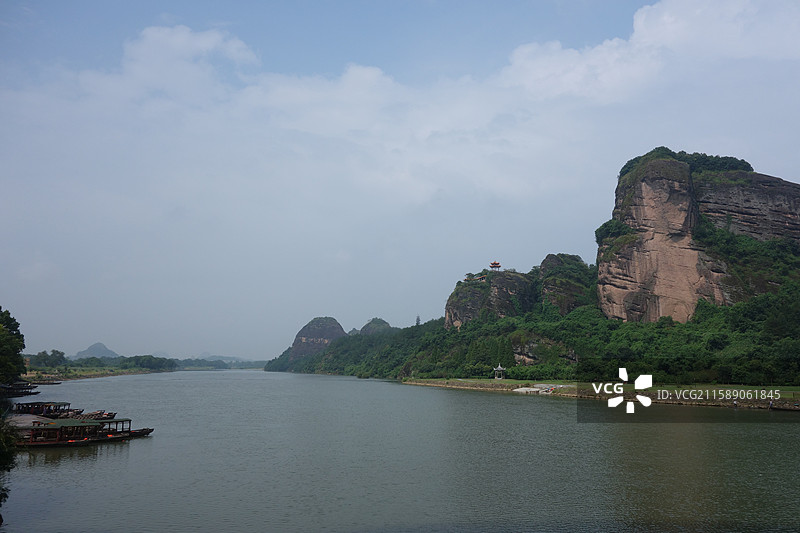 江西省鹰潭市龙虎山景区泸溪河竹筏漂流：仙水岩拍僧尼峰图片素材