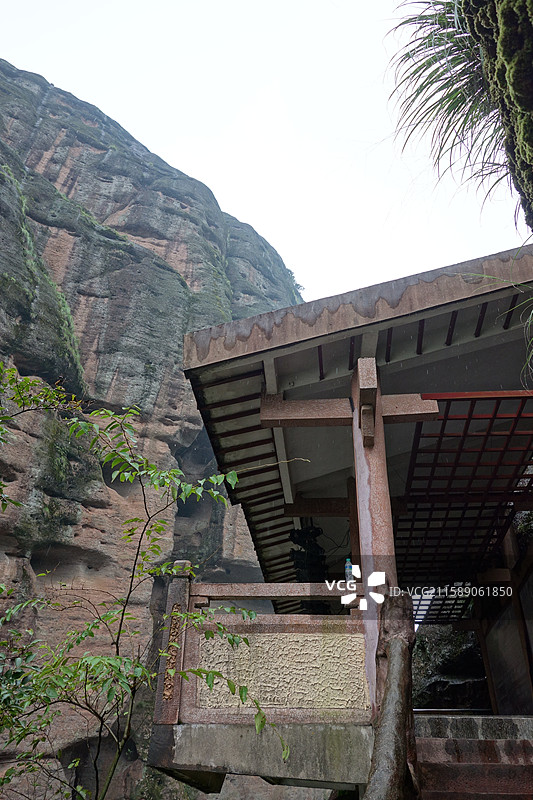 江西省鹰潭市龙虎山景区泸溪河竹筏漂流：仙水岩探奇亭图片素材