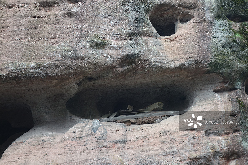 江西省鹰潭市龙虎山景区泸溪河竹筏漂流：仙水岩崖墓悬棺图片素材