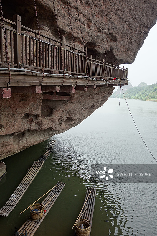 江西省鹰潭市龙虎山景区泸溪河竹筏漂流：仙水岩飞云阁图片素材