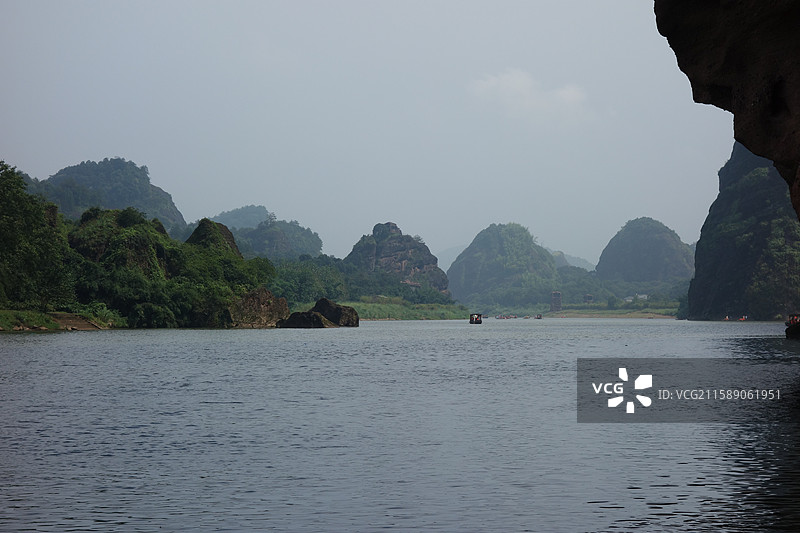 江西省鹰潭市龙虎山景区泸溪河竹筏漂流：仙水岩飞云阁图片素材