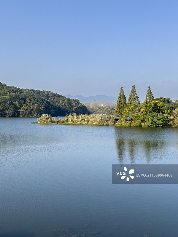 江苏镇江润州区南山风景区中的回龙山水库图片素材