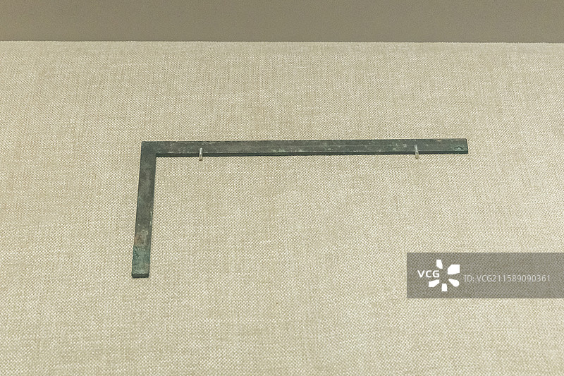 陕西历史博物馆铜矩尺汉代延安市子长县出土图片素材