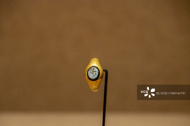 内蒙古博物院：嵌宝石金戒指（北魏，呼和浩特市回民区坝口子古城遗址出土，内蒙古博物院藏。三级文物）图片素材