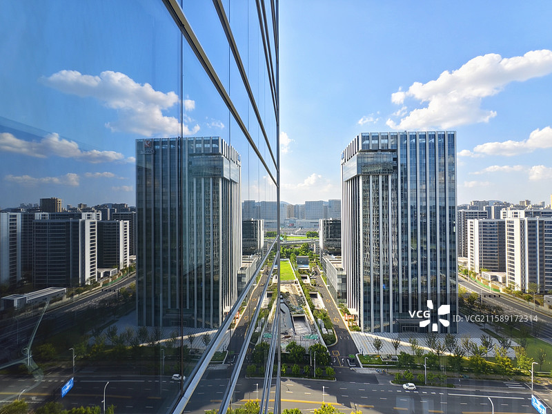 浙江省杭州市滨江区浦沿城市建筑蓝天白云图片素材