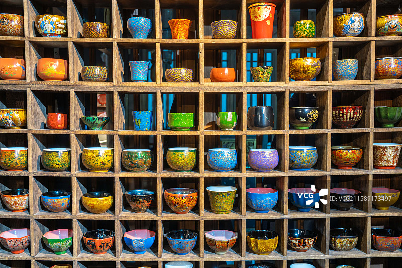 湖北恩施非物质文化遗产坝漆技艺绘制各种样式的茶杯图片素材