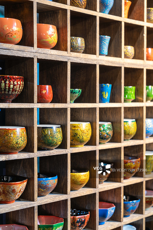 湖北恩施非物质文化遗产坝漆技艺绘制各种样式的茶杯图片素材