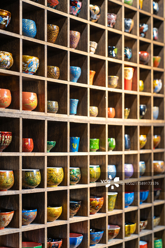 湖北恩施非物质文化遗产坝漆技艺绘制各种样式的茶杯图片素材