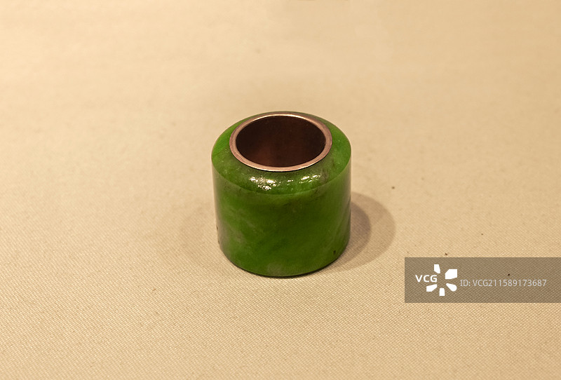 翠镶金里扳指 清代 北京故宫博物院珠宝馆图片素材