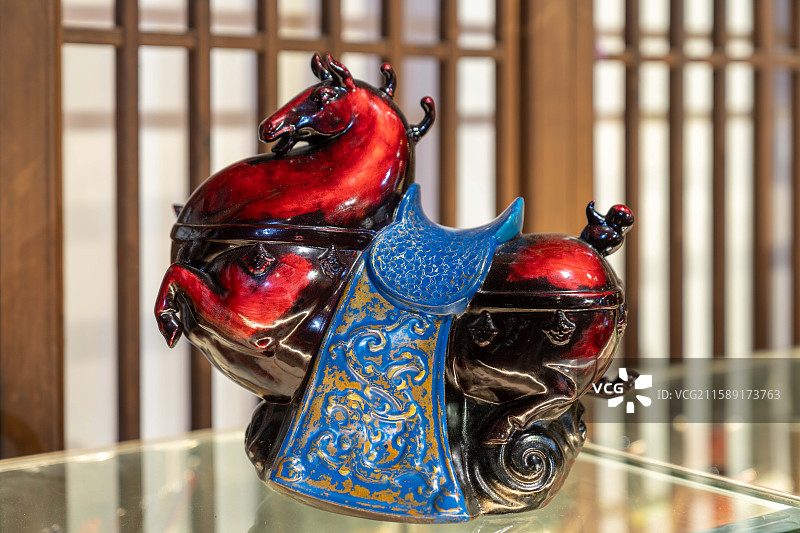 湖北恩施非物质文化遗产坝漆技艺绘制的牛摆件图片素材