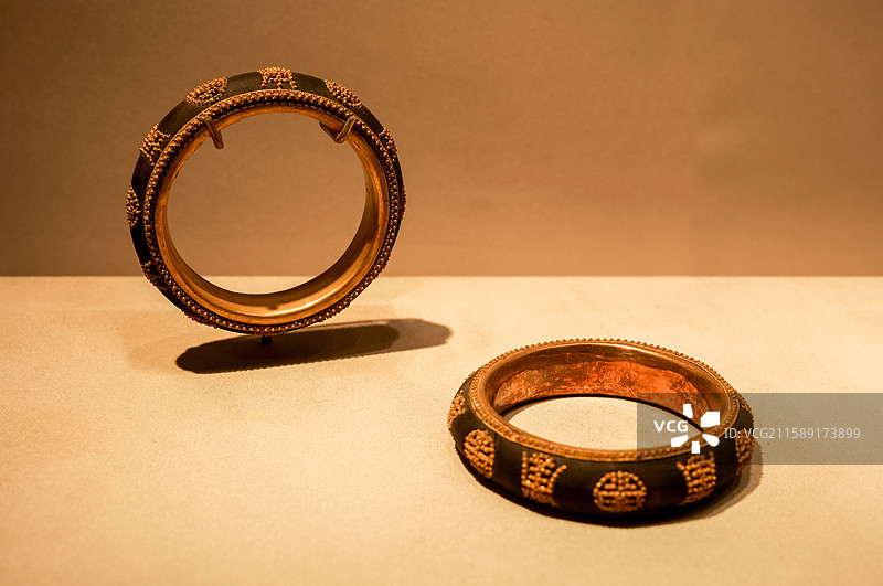 金镶伽楠香木嵌寿字手镯 清代 北京故宫博物院珍宝馆-珠宝馆图片素材