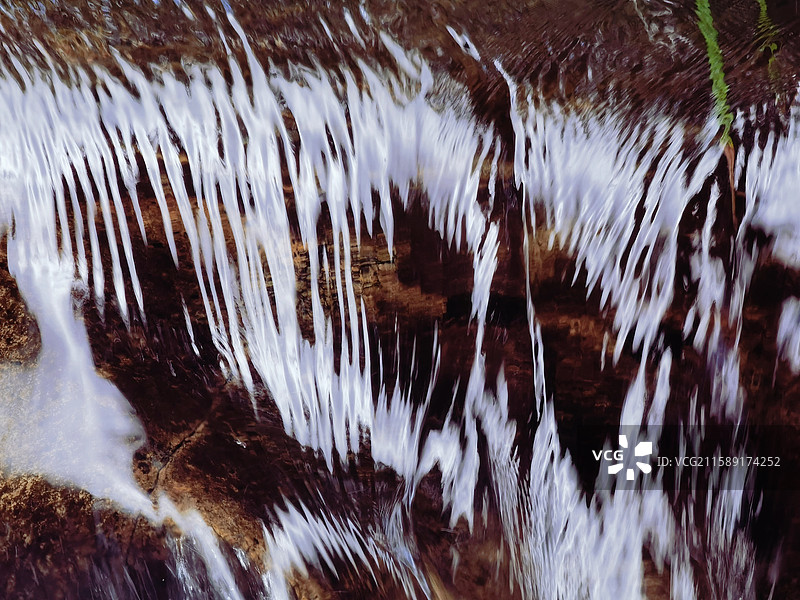 南岭微距下的流水图片素材