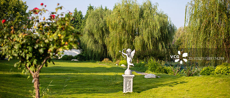 草坪上的小天使雕像图片素材