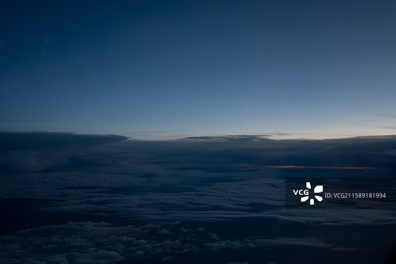 国产飞机C919上看日落晚霞图片素材