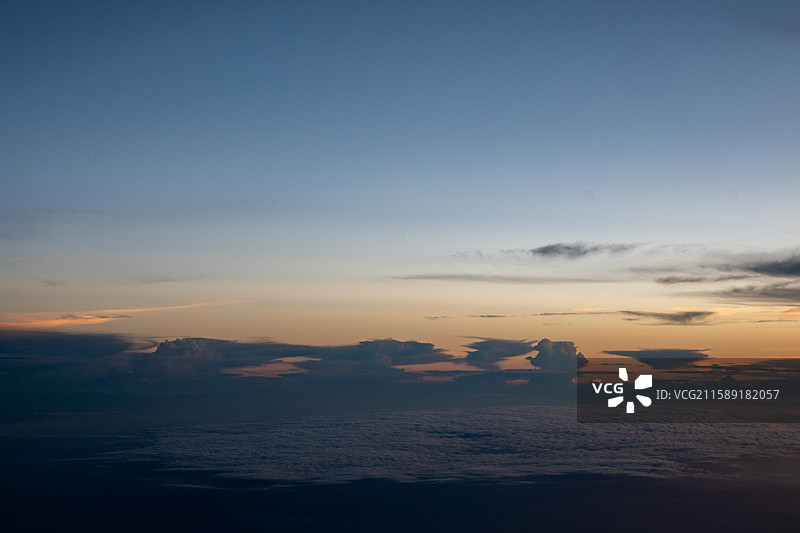 国产飞机C919上看日落晚霞图片素材