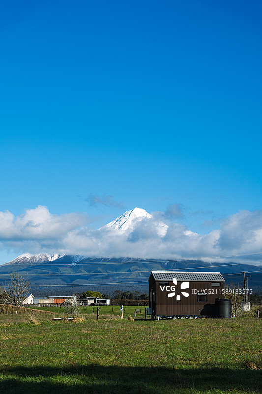 雪山下的农场图片素材