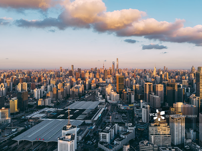 上海火车站远望浦东陆家嘴图片素材