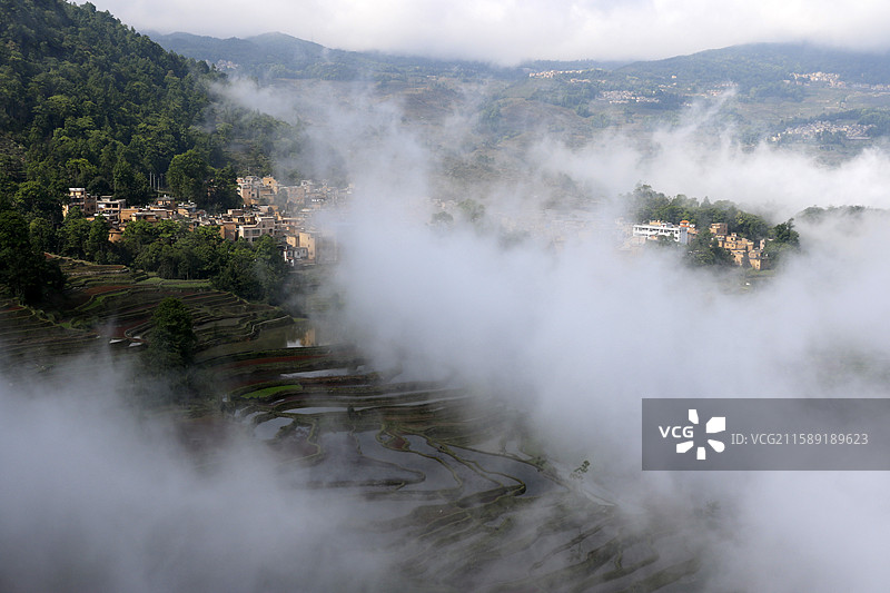 云南省红河州元阳县老鹰嘴麻栗寨图片素材