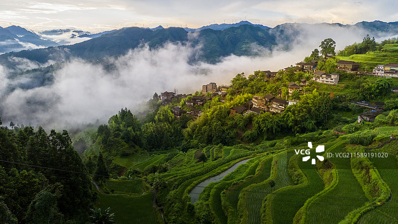 雷山：雨后的苗寨图片素材