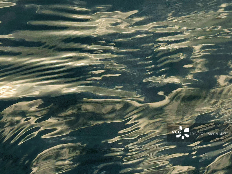 波光粼粼图片素材